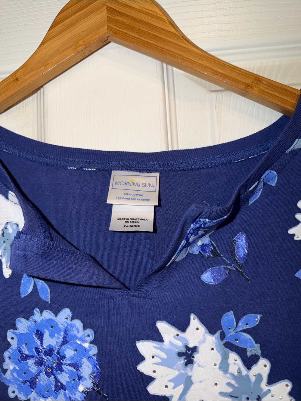 Navy Floral V-Neck 3/4 Sleeve Women's Top. EUC - Picture 3 of 5